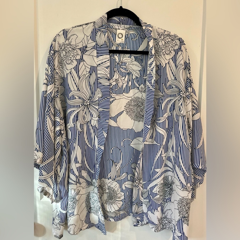 Akemi + Kin Anthropologie Savannah Kimono beautiful, lightweight kimono - Picture 2 of 7